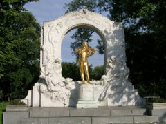Monument d&eacutedié à Johann Strauß Vienne